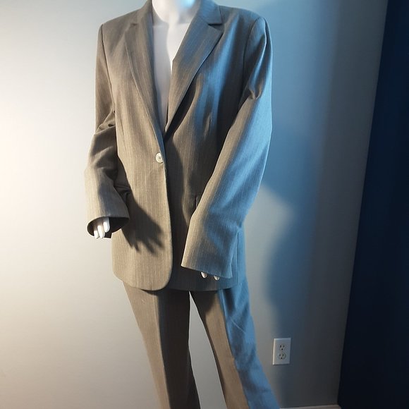 RETRO STYLE GRAY PINSTRIPE SUIT by LIZ CLAIBORNE - Picture 1 of 11